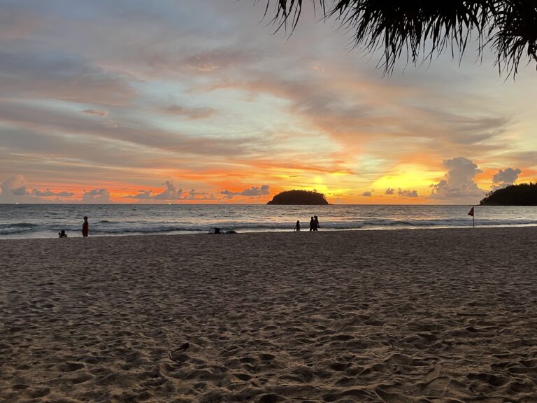 What is the best way to travel around Phuket?